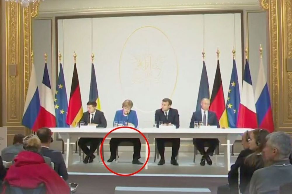 Необычная поза Меркель рассмешила сеть